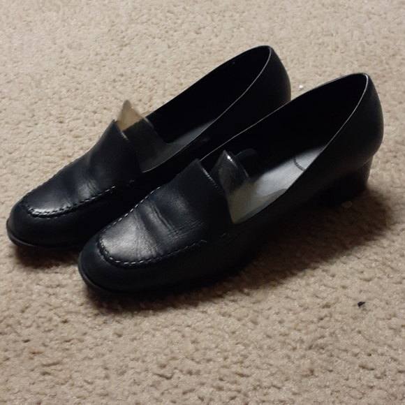 2 pairs of low heel shoes for $15 each - Picture 3 of 4